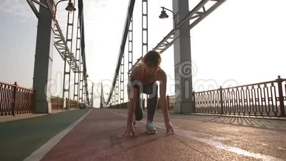 以短跑运动员的姿势开始比赛视频的预览图