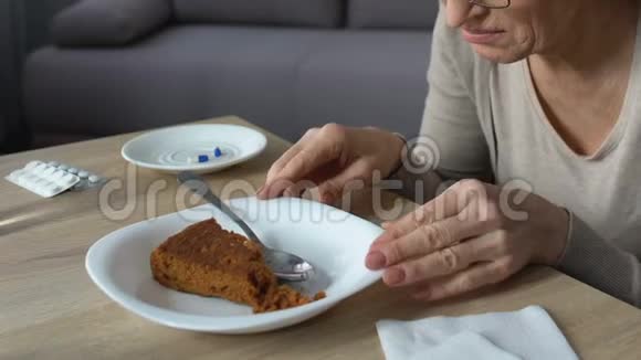 老太太吃了馅饼桌上放了药丸后感到沉重和胃痛视频的预览图