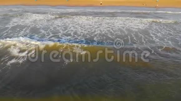 顶部的空中景观低飞过海浪来到岸边阴影下的波浪形成大量的泡沫和视频的预览图