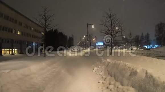 4一个城市里一条繁忙的街道上有路灯和室外景观的大雪镜头视频的预览图