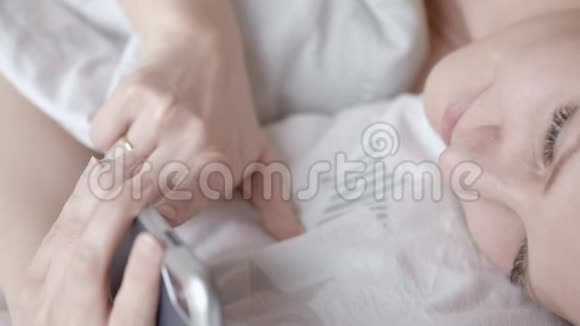 在床上用手机的女人视频的预览图