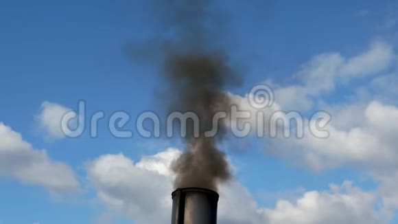 从工厂的一根管子里冒出黑烟空气中有烟尘污染了它视频的预览图