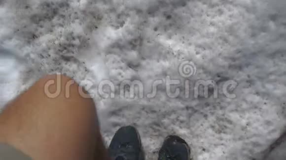 穿着运动鞋的男腿在懒洋洋的喀尔巴阡山脉攀登雪山视频的预览图