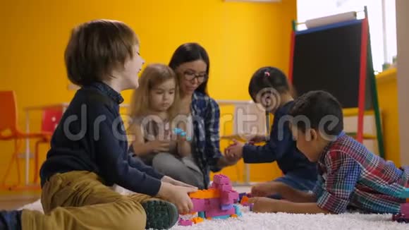快乐的孩子在幼儿园享受休闲视频的预览图