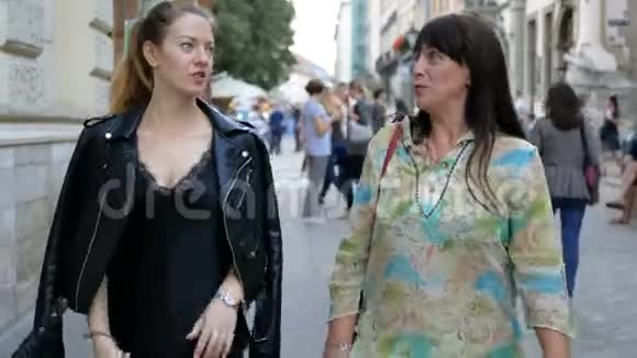 成年的女儿和美丽的母亲正沿着城市的街道走着热烈地讨论着一些事情打扮得漂亮视频的预览图