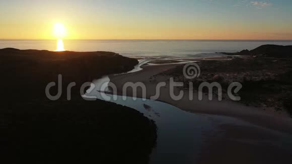 在葡萄牙的美丽的普拉亚阿莫雷拉的日落中飞行视频的预览图