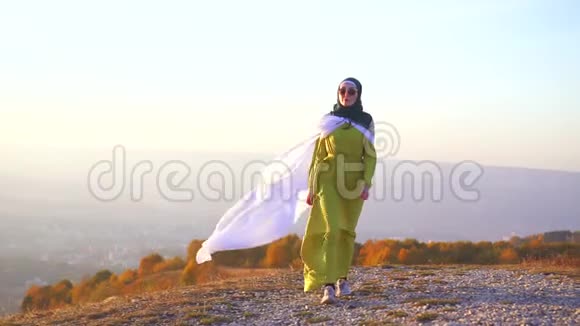 时髦的阿拉伯女人头戴头巾长着风视频的预览图