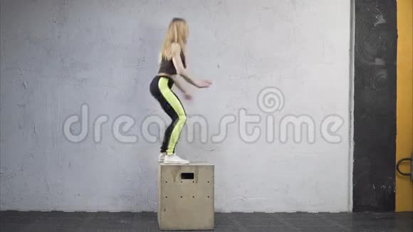 女人在盒子上跳起来视频的预览图