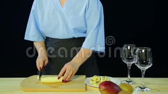 一个女人在木板上用黑色背景切片做菜视频的预览图