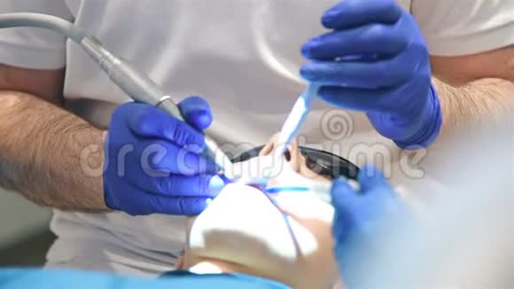 牙科医生安装种植牙视频的预览图