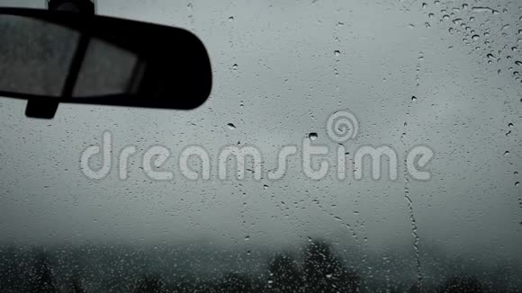 汽车挡风玻璃雨刷雨滴下降时雨天视野缓慢视频的预览图