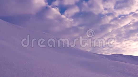 美丽的蓝色云在北极日出时飞越天空白雪覆盖的小山和高高的天空视频的预览图