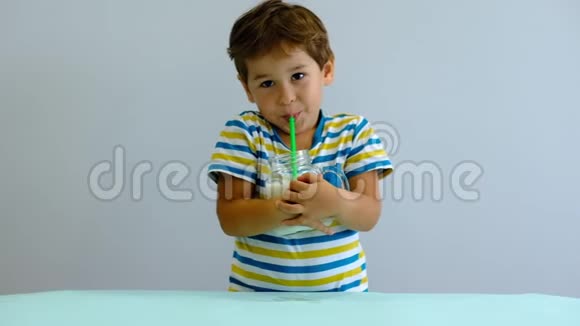慢动作亚洲可爱的小孩在厨房喝牛奶开朗的男孩喜欢喝奶昔视频的预览图