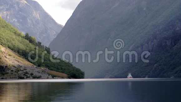 一艘在挪威古德万根峡湾蓝色水域航行的大型旅游船视频的预览图