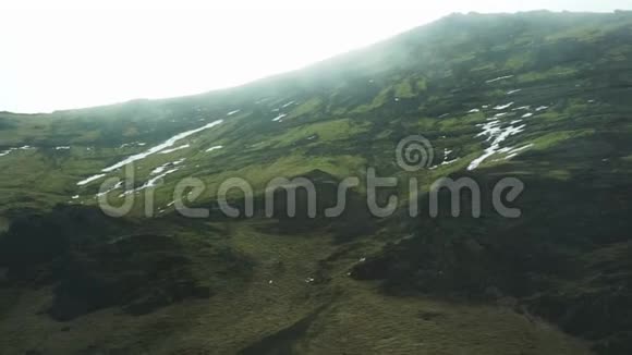 冰岛路边山顶岩石景观视频的预览图