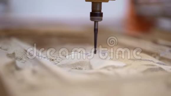 工作用电动铣锯喷嘴切割木板视频的预览图