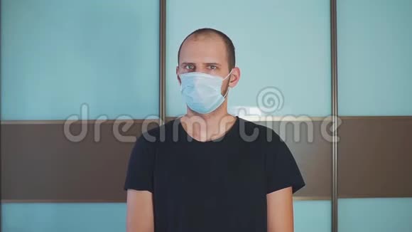 戴着医疗面具的人流行病流感预防疾病的概念视频的预览图