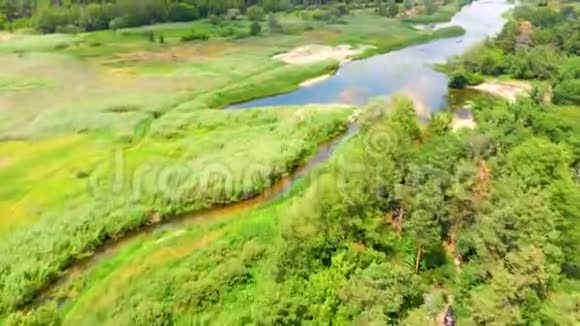 无人驾驶的河流和田野上面的小河视频的预览图