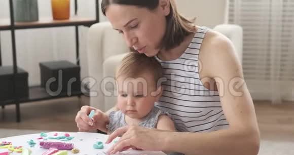 妈妈和小女儿在玩塑料视频的预览图