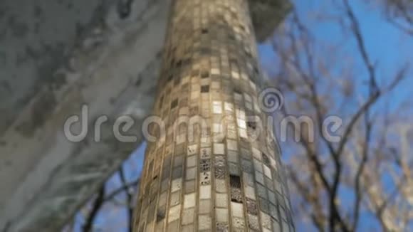 城市公园废弃建筑物的殖民地视频的预览图