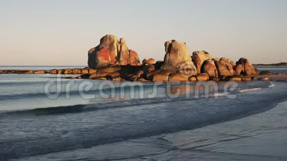 澳大利亚塔斯马尼亚野餐岩石的日落视频的预览图