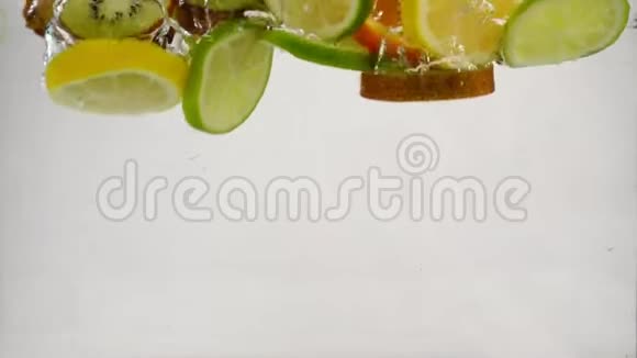 不同水果片落入水中多果汁慢动作特写视频的预览图