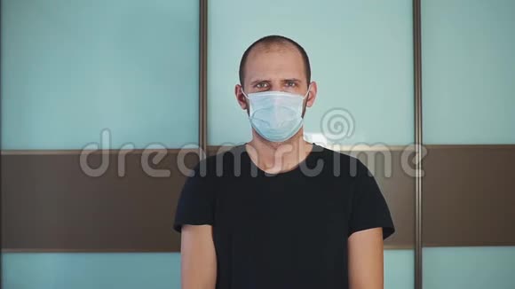 戴着医疗面具的人流行病流感预防疾病的概念视频的预览图