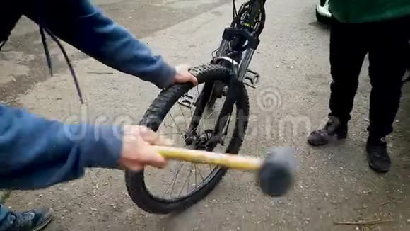 两个人在修理自行车视频的预览图