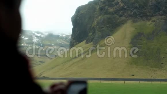 从公共汽车之旅观赏雄伟的冰岛景观视频的预览图