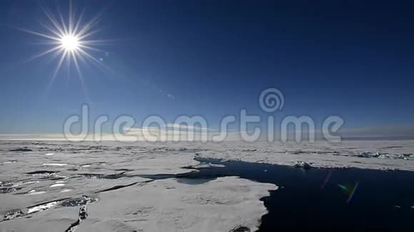 穿过北极的海冰视频的预览图