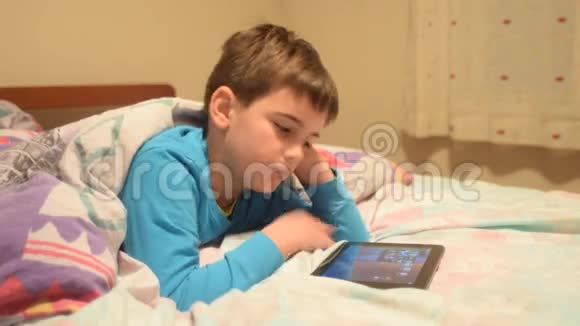 孩子的药片在床上视频的预览图