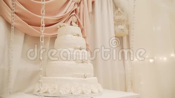 婚礼蛋糕用玫瑰装饰站在一张木桌上快关门滑动照相机视频的预览图