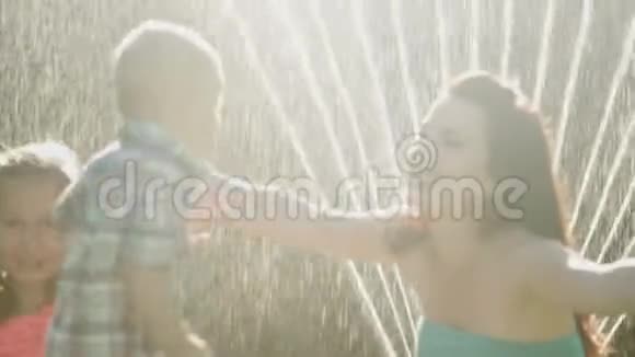 欢乐的家庭在后院母亲拥抱孩子微笑与阳光视频的预览图