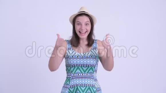 快乐的年轻美丽的旅游妇女竖起大拇指看上去很兴奋视频的预览图