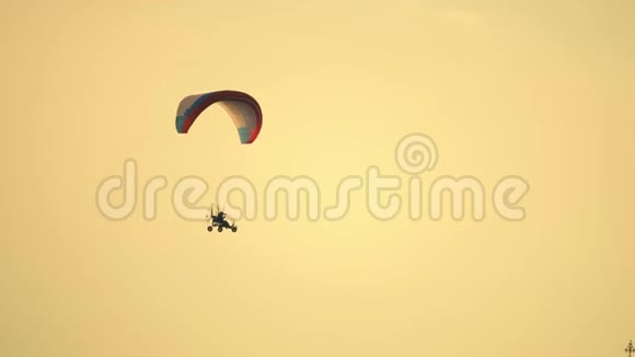 不知名的动力滑翔伞飞行在俄罗斯古寺视频的预览图