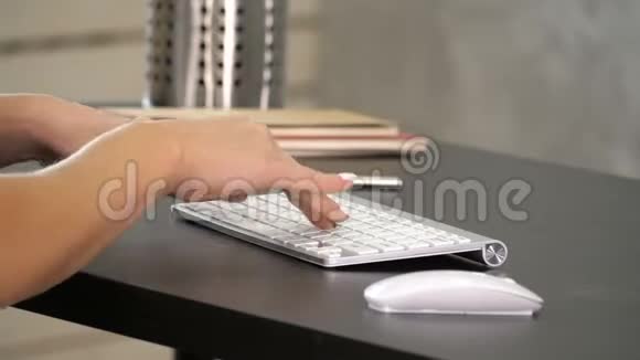 在家庭办公室工作的女人手拿键盘绿色屏幕模拟显示视频的预览图