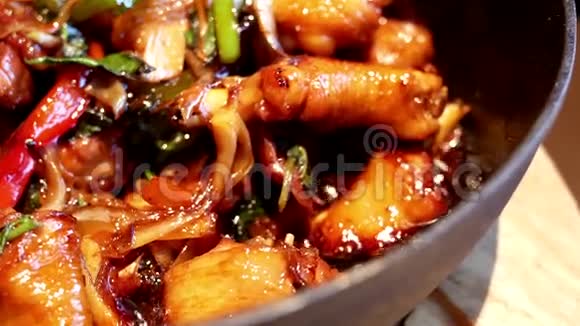 鸡肉与生姜和葡萄酒在砂锅上的运动视频的预览图