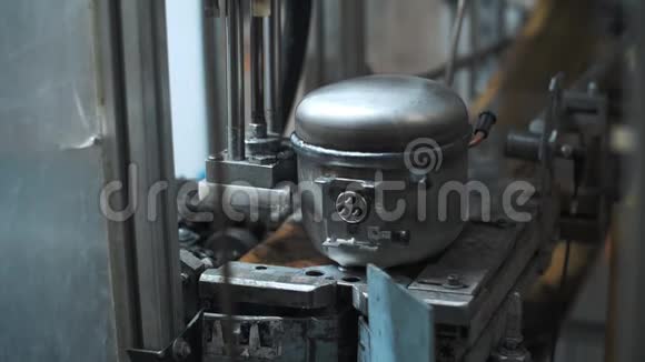 金属装置在工厂输送线上移动生产电气装置视频的预览图