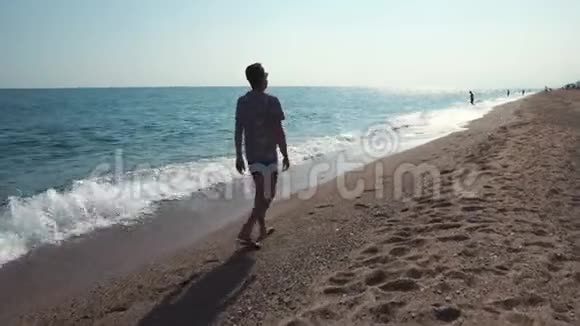 暑假白天独自一人在海边散步视频的预览图