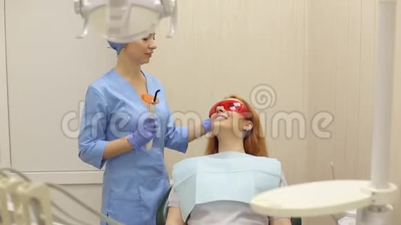 牙医用紫外线灯使女孩牙齿变白视频的预览图