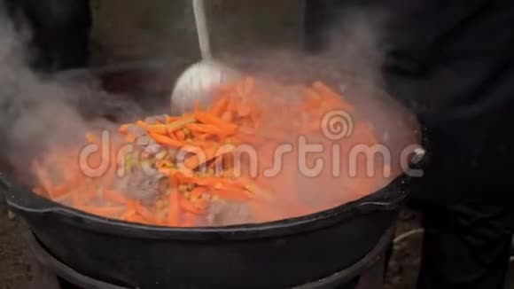 肉胡萝卜和玉米用大锅煮视频的预览图