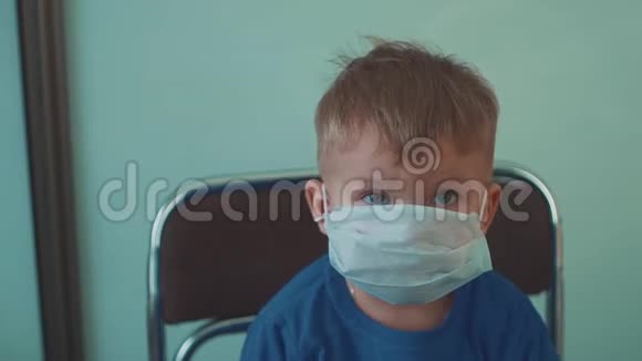 小男孩医院里戴着医疗面具的孩子流行病流感和预防疾病的概念视频的预览图