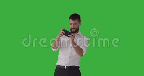 兴奋的男人在玩手机游戏视频的预览图