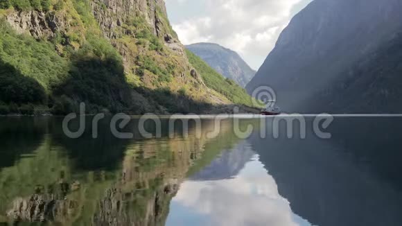 一艘在挪威古德万根峡湾蓝色水域航行的大型旅游船视频的预览图