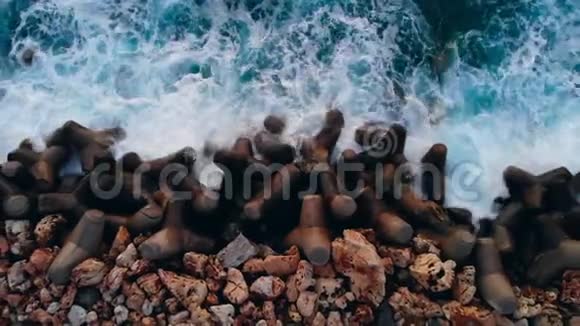 波浪溅在海岸上的岩石上视频的预览图