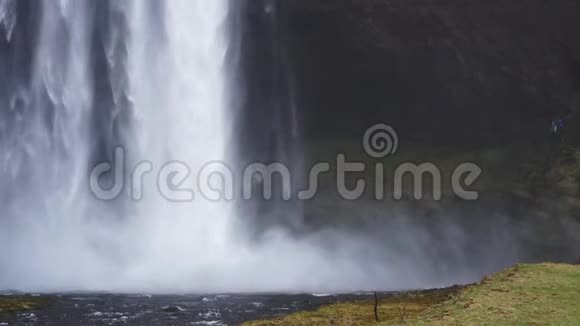 紧紧抓住强劲的冰岛瀑布缓慢地撞击河流视频的预览图