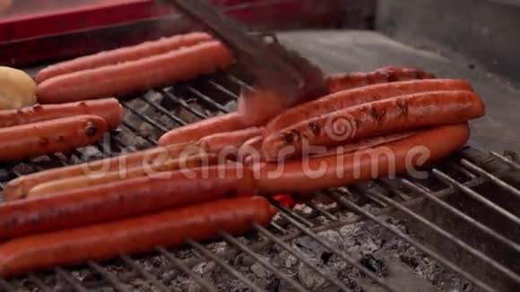 热狗的香肠在烤架上烤着视频的预览图