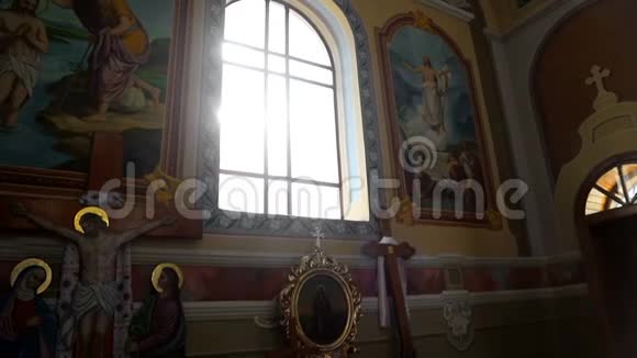 阳光透过教堂的彩色玻璃窗在旧教堂里闪烁着阳光的玻璃窗视频的预览图