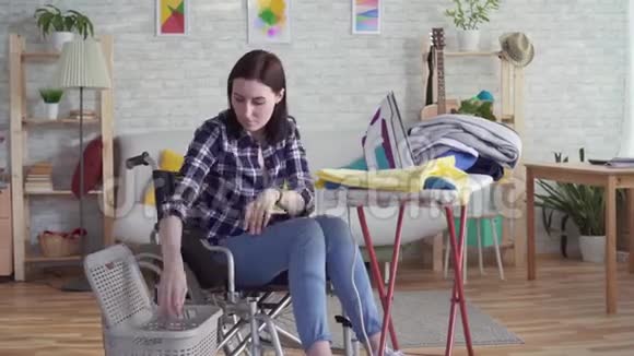 年轻残疾妇女家庭主妇洗衣服做家务视频的预览图