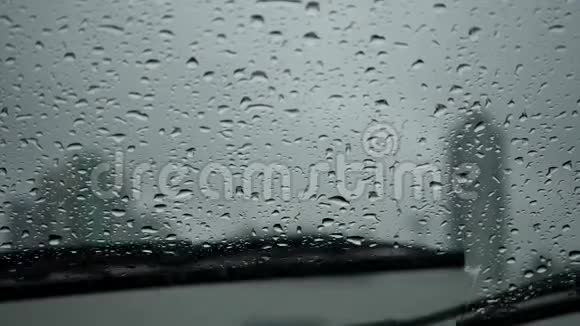 汽车挡风玻璃雨刷雨滴下降时雨天视野缓慢视频的预览图